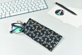 juodas akiniu deklas su auksinemis bitemis, black glasses case with golden bees photo with reading glasses inside