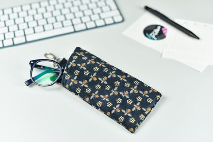 juodas akiniu deklas su auksinemis bitemis, black glasses case with golden bees photo with reading glasses inside