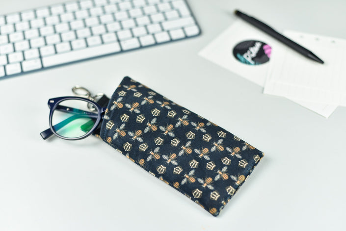 juodas akiniu deklas su auksinemis bitemis, black glasses case with golden bees photo with reading glasses inside