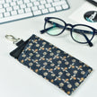 juodas akiniu deklas su auksinemis bitemis, black glasses case with golden bees photo from above