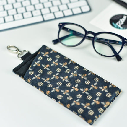 juodas akiniu deklas su auksinemis bitemis, black glasses case with golden bees photo from above