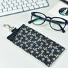juodas akiniu deklas su auksinemis bitemis, black glasses case with golden bees photo from above