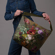 Beuteltasche Gregorius van Os „Stillleben mit Blumen in einer griechischen Vase“