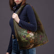Mai Handtasche Premium Gregorius van Os „Stillleben mit Blumen in einer griechischen Vase“