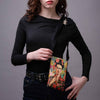 Handytasche Imagine „Frida in Blumen“