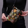 Handytasche Ambrosius Bosschaert „Stillleben mit Blumen in einer Wan-Li-Vase“