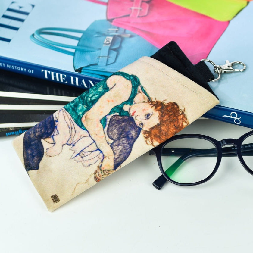 Brillenetui Egon Schiele „Sitzende Frau mit angezogenen Beinen“ 