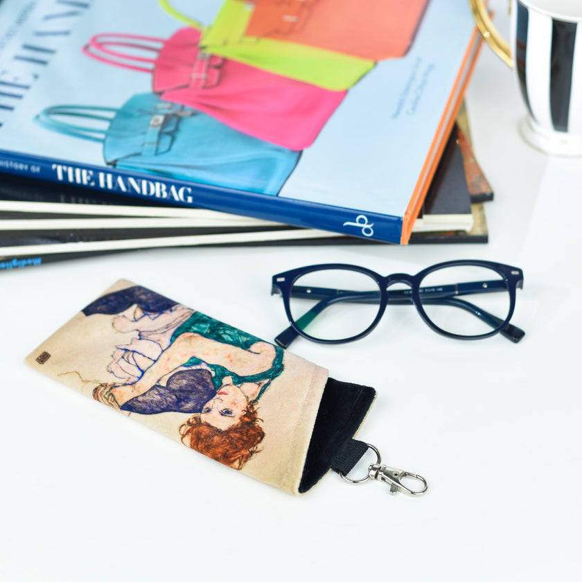 Brillenetui Egon Schiele „Sitzende Frau mit angezogenen Beinen“ 